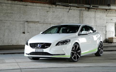 HEICO SPORTIV Volvo Tuning V40 (525) Frontansicht mit grünem HEICO Streifen (1)