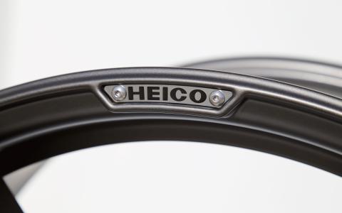 HEICO SPORTIV Leichtmetallrad VOLUTION V. 21", titanium Detailansicht Plakette