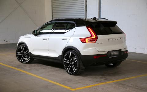 HEICO SPORTIV Volvo XC40 (536) Heckansicht mit VOLUTION V. 22" (1)