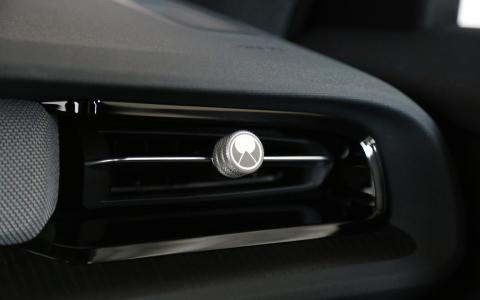 HEICO SPORTIV ventilation nozzles knobs in Polestar 2 (1)